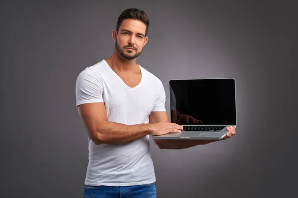 Jonge man met laptop — Stockfoto